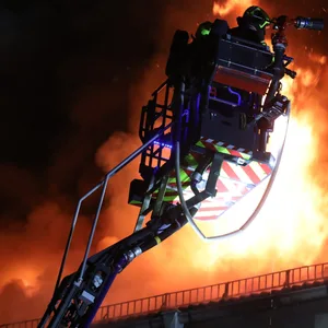 Feuerwehrleute löschen einen Brand (Symbolbild).