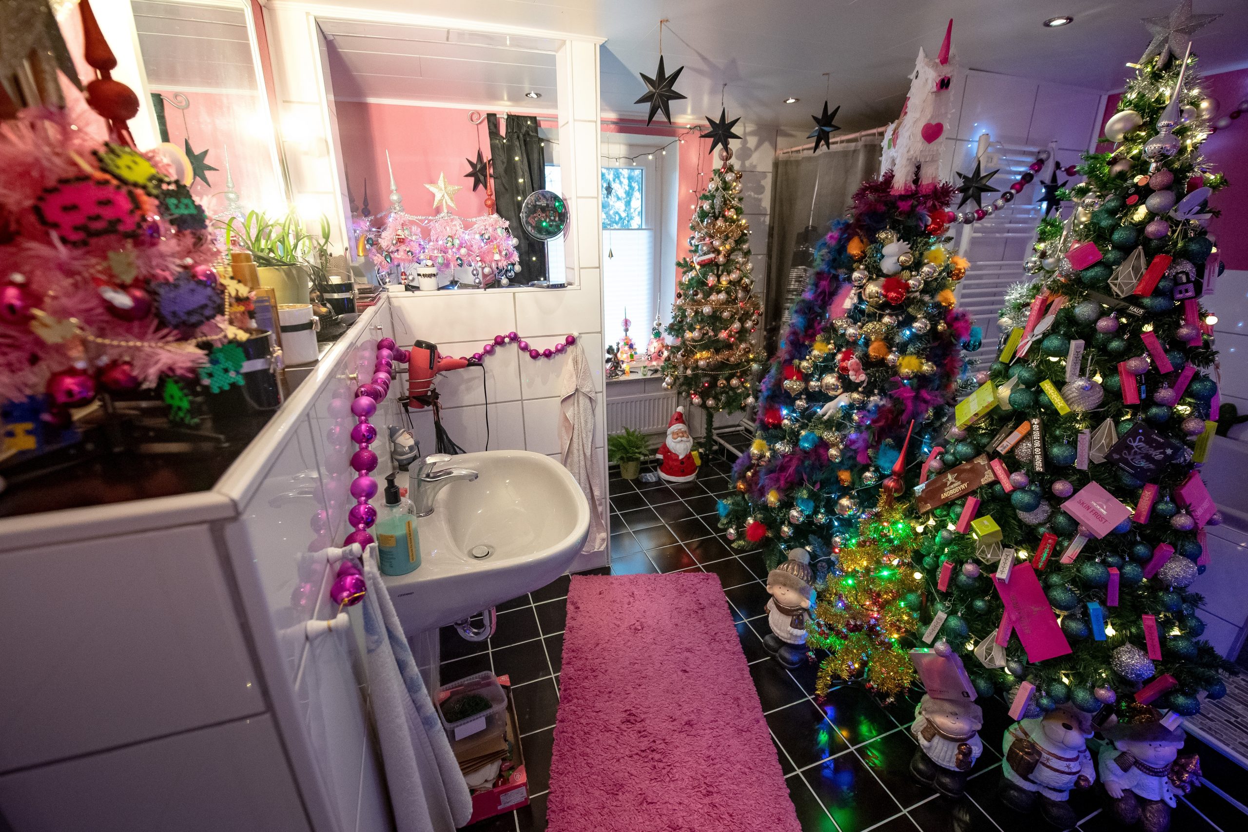 Sogar im Badezimmer finden Weihnachtsbäume und -deko ihren Platz.