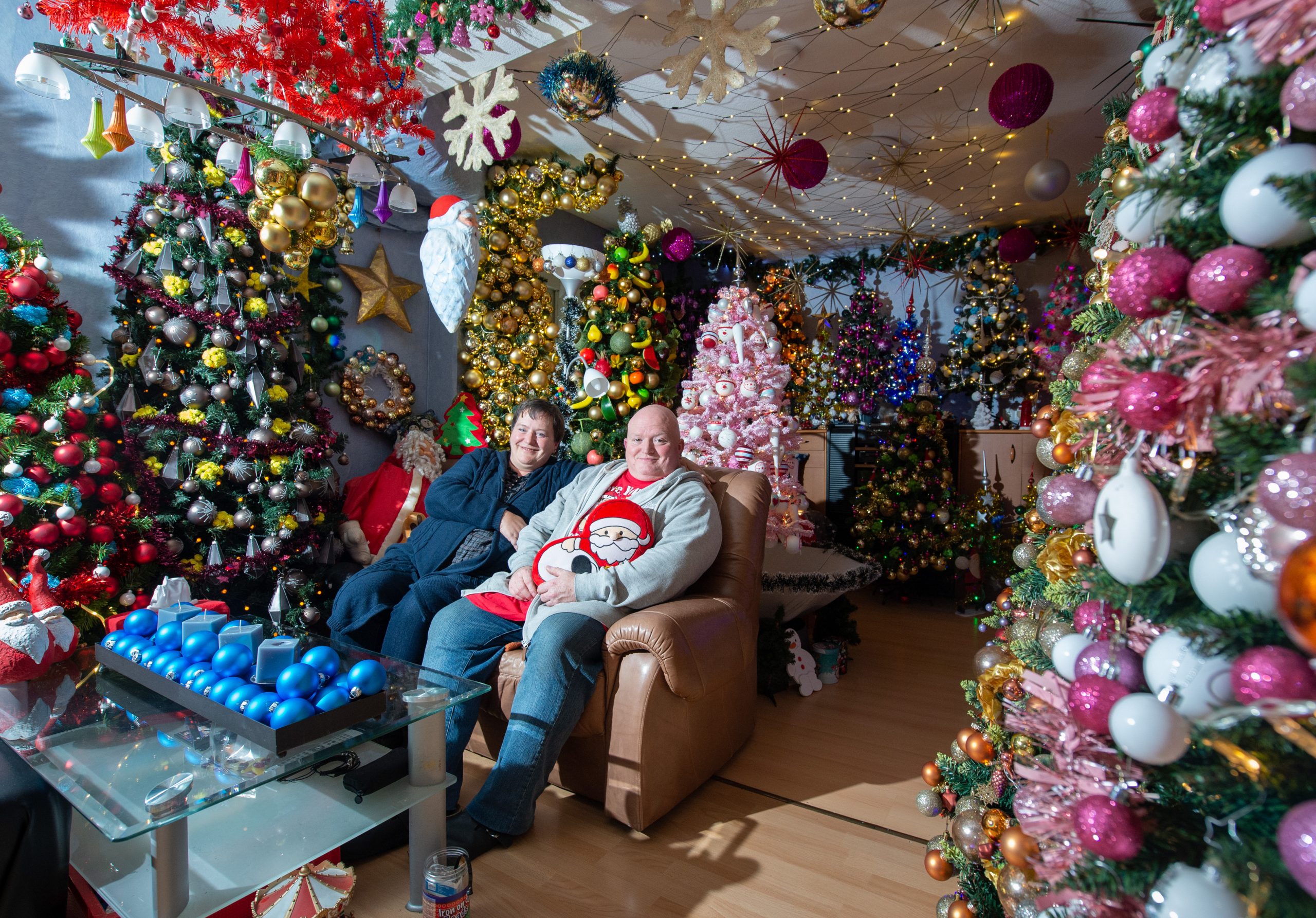 Thomas und Susanne Jeromin stellten 2020 ihren Rekord von 420 Weihnachtsbäumen auf - in ihrer eigenen Wohnung.