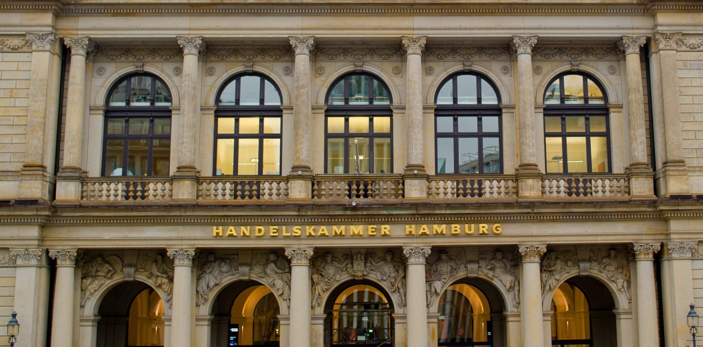 Blick auf die Fassade der Handelskammer Hamburg.