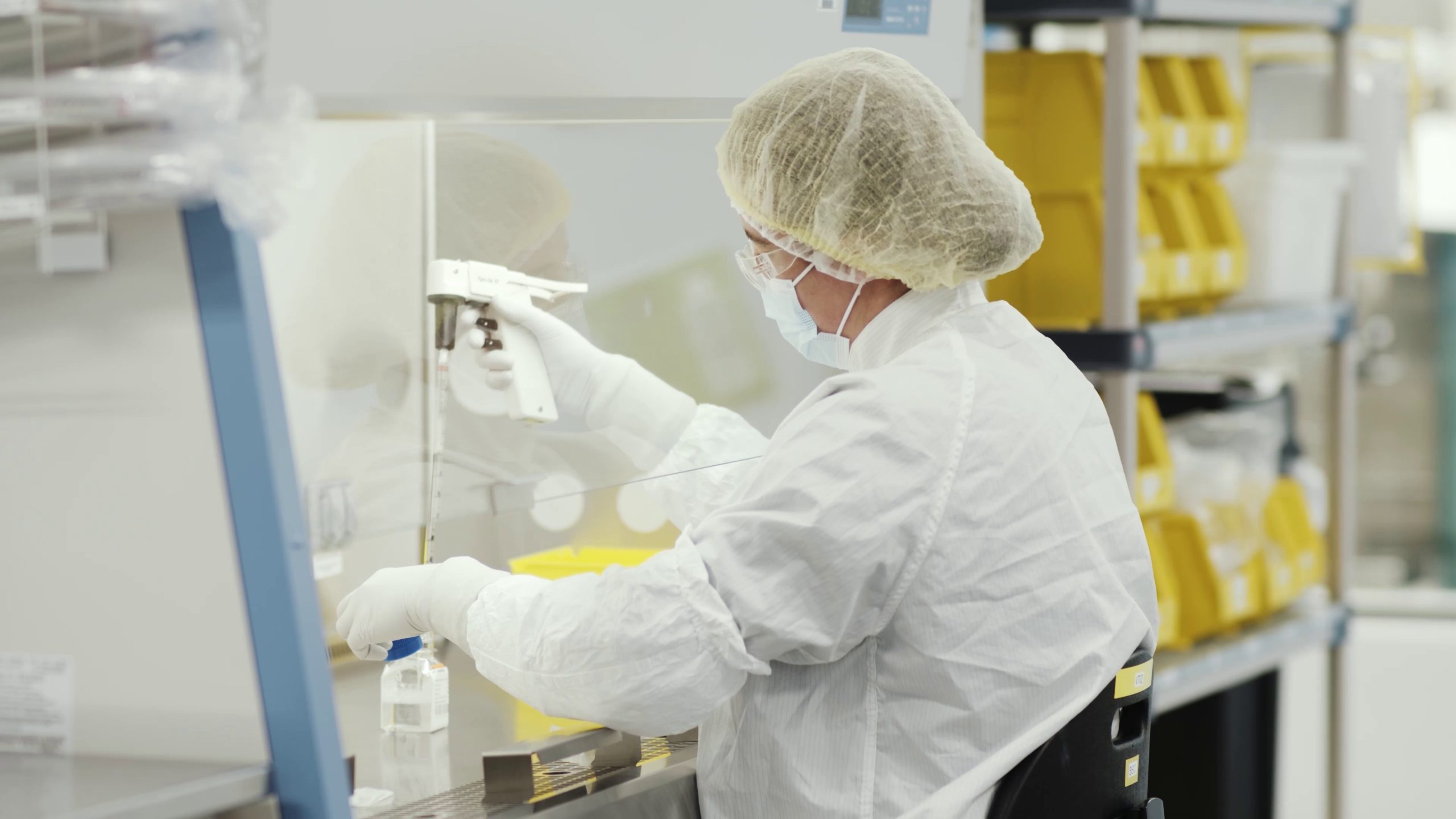 Eine Mitarbeiterin des US-Pharmakonzerns Moderna arbeitet an der Herstellung eines Corona-Impfstoffs.