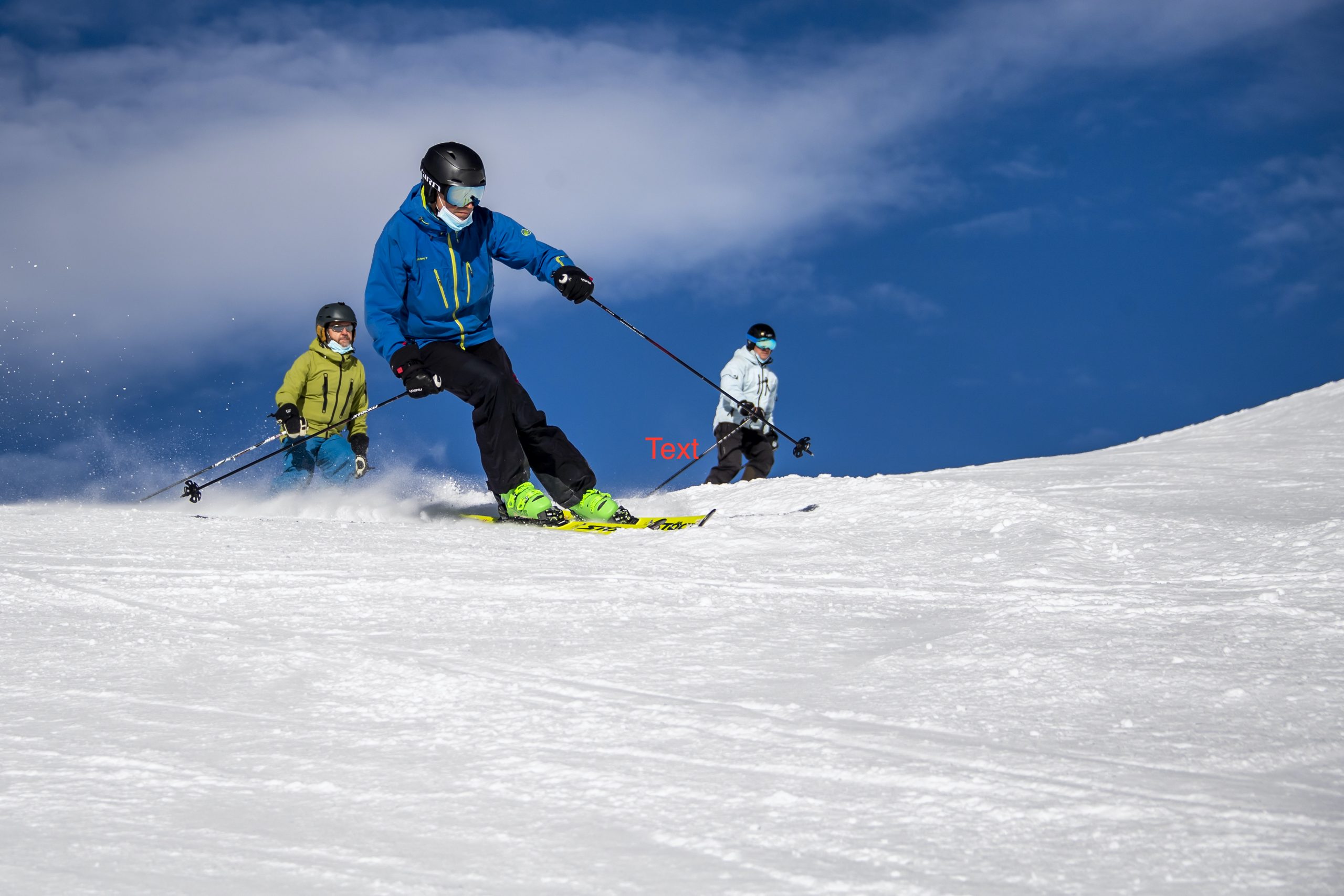 Skifahrer mit Maske