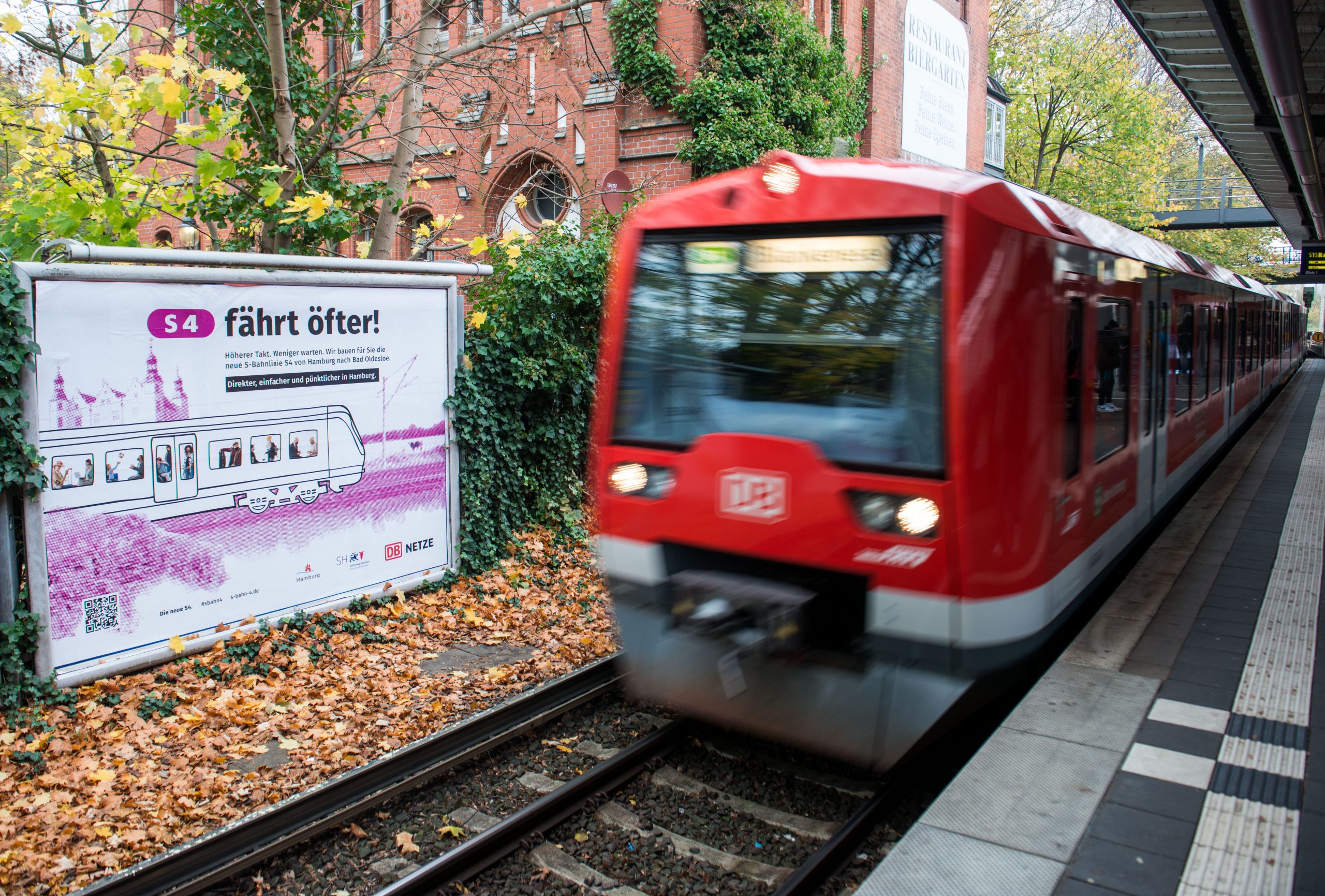 (Eine S-Bahn fährt in den Bahnhof Hasselbrook (Symbolbild). Der Bau kann weitergehen: Der Bund hat weitere Gelder für die S-Bahn S4 bewilligt.