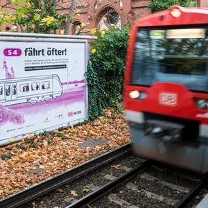 (Eine S-Bahn fährt in den Bahnhof Hasselbrook (Symbolbild). Der Bau kann weitergehen: Der Bund hat weitere Gelder für die S-Bahn S4 bewilligt.