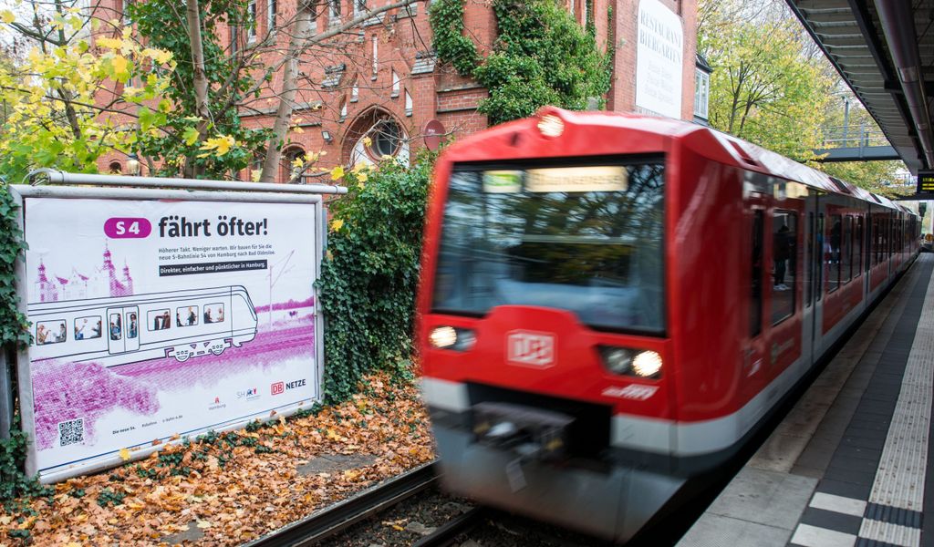 Eine S-Bahn fährt in den Bahnhof Hasselbrook ein, in dem ein Plakat mit der Aufschrift "S4 fährt öfter!" hängt. (Symbolbild)