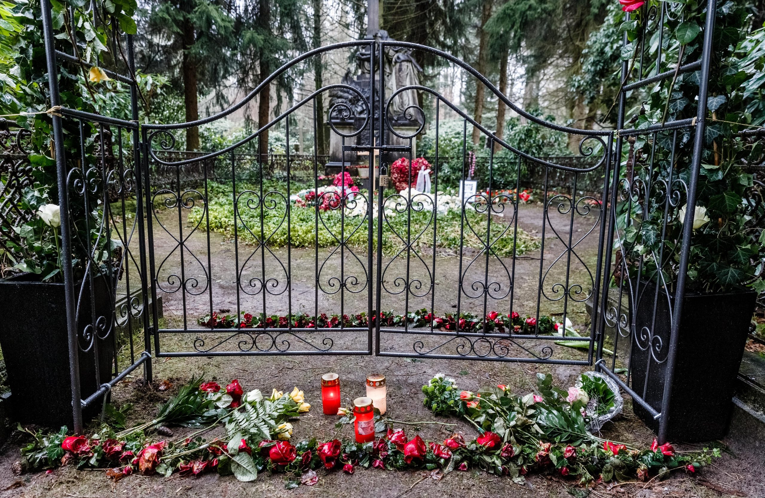 Auch am zweiten Todestag von Jan Fedder (†64) besuchen Fans sein Grab und legen wie im Jahr zuvor Briefe und Blumen nieder. (Archivbild)