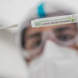 Eine medizinisch geschulte Person mit einem PCR-Test. (Symbolbild)
