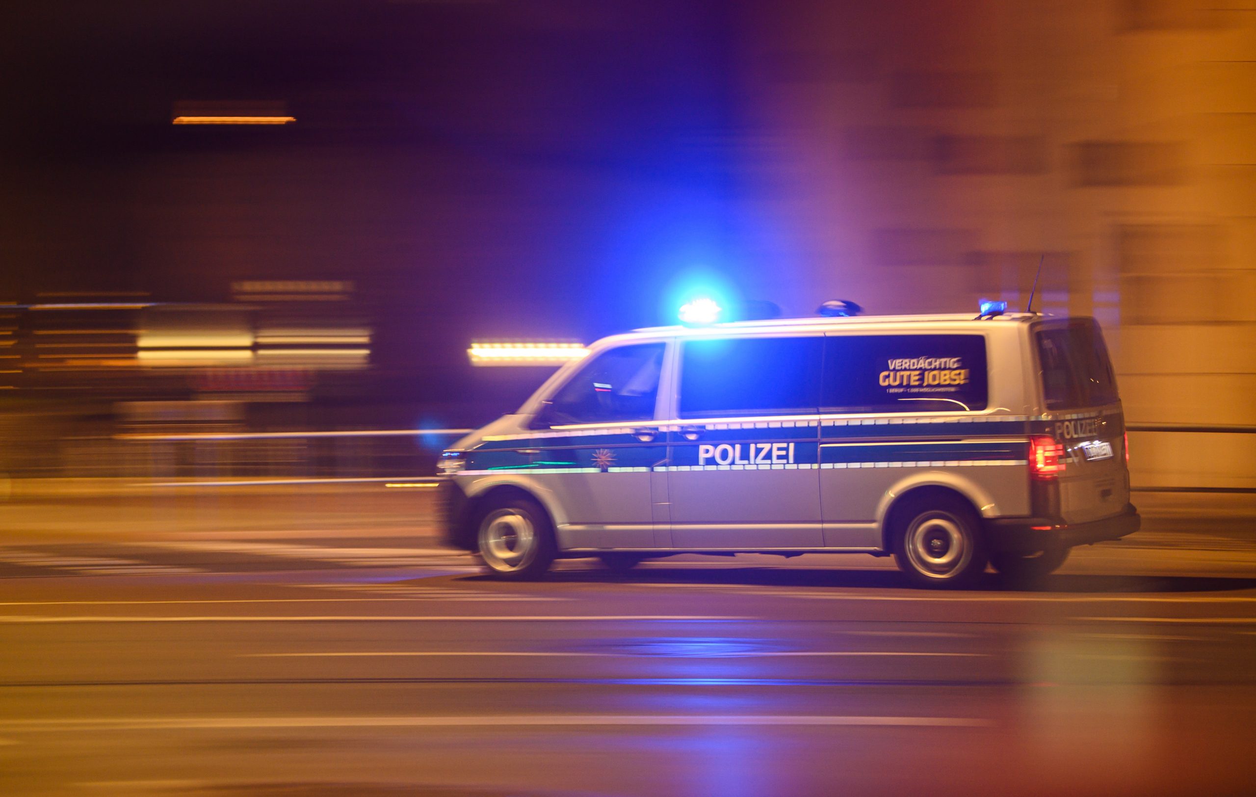 Die Hamburger Polizei fahndet nach einen Mann, der eine Tankstelle in Fuhlsbüttel überfallen hat. (Symbolbild)