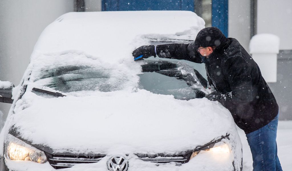 Eiskratzen gehört im Winter zur lästigen Pflicht vor der Autofahrt – ist aber unbedingt notwendig.