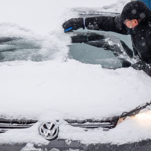 Eiskratzen gehört im Winter zur lästigen Pflicht vor der Autofahrt – ist aber unbedingt notwendig.