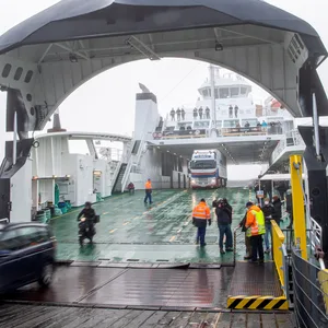 Passagiere und Fahrzeuge verlassen bei der Ankunft die neuen Fähre „Greenferry I“.