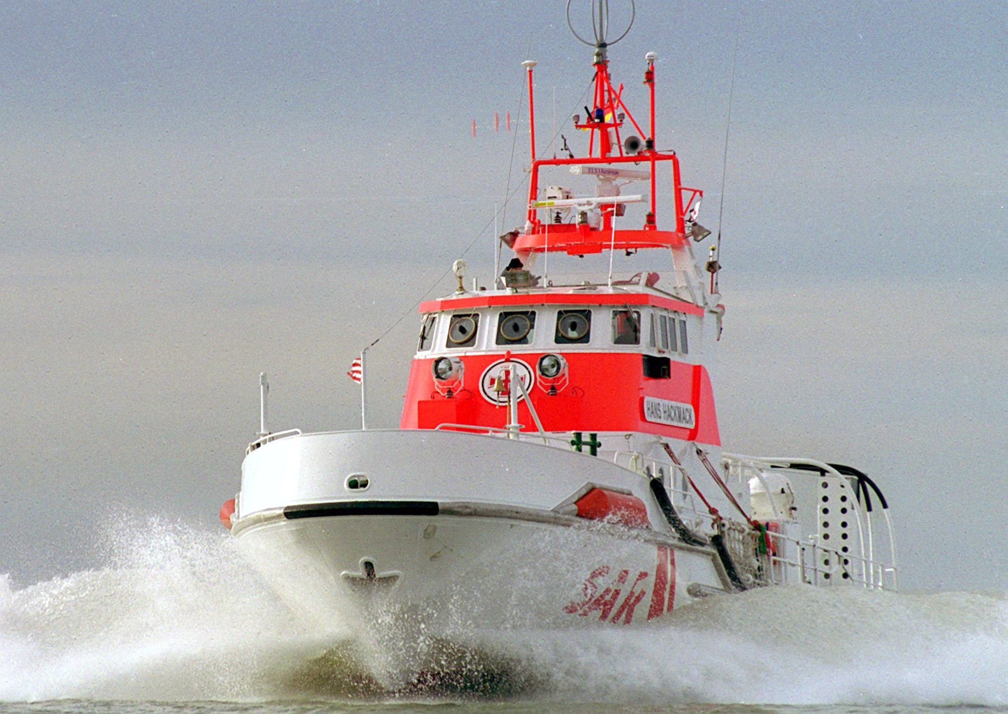 Die Seenotretter holten das kranke Kind und dessen Eltern an Bord der "Hans Hackmack".