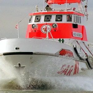Die Seenotretter holten das kranke Kind und dessen Eltern an Bord der "Hans Hackmack".