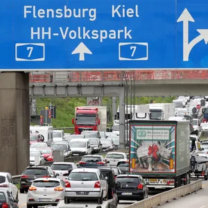 Autofahrer stehen vor dem Elbtunnel in Hamburg auf der A7 im Stau.