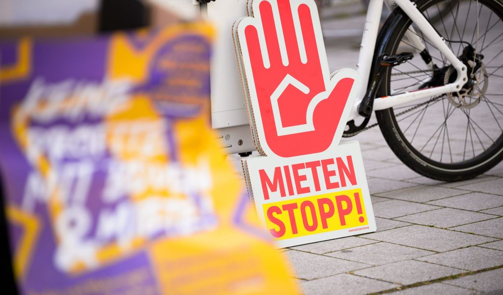 "Mietenstopp" steht auf einem Plakat, das vor dem Start der Demo an einem Fahrrad lehnt.