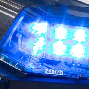 Ein Blaulicht leuchtet am auf dem Dach eines Polizeiwagens.