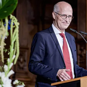 Peter Tschentscher (SPD), Hamburgs Erster Bürgermeister spricht bei der Verleihung des Körber-Preises im Rathaussaal.