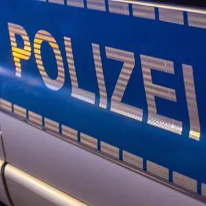 Ein Polizeifahrzeug steht auf der Straße.