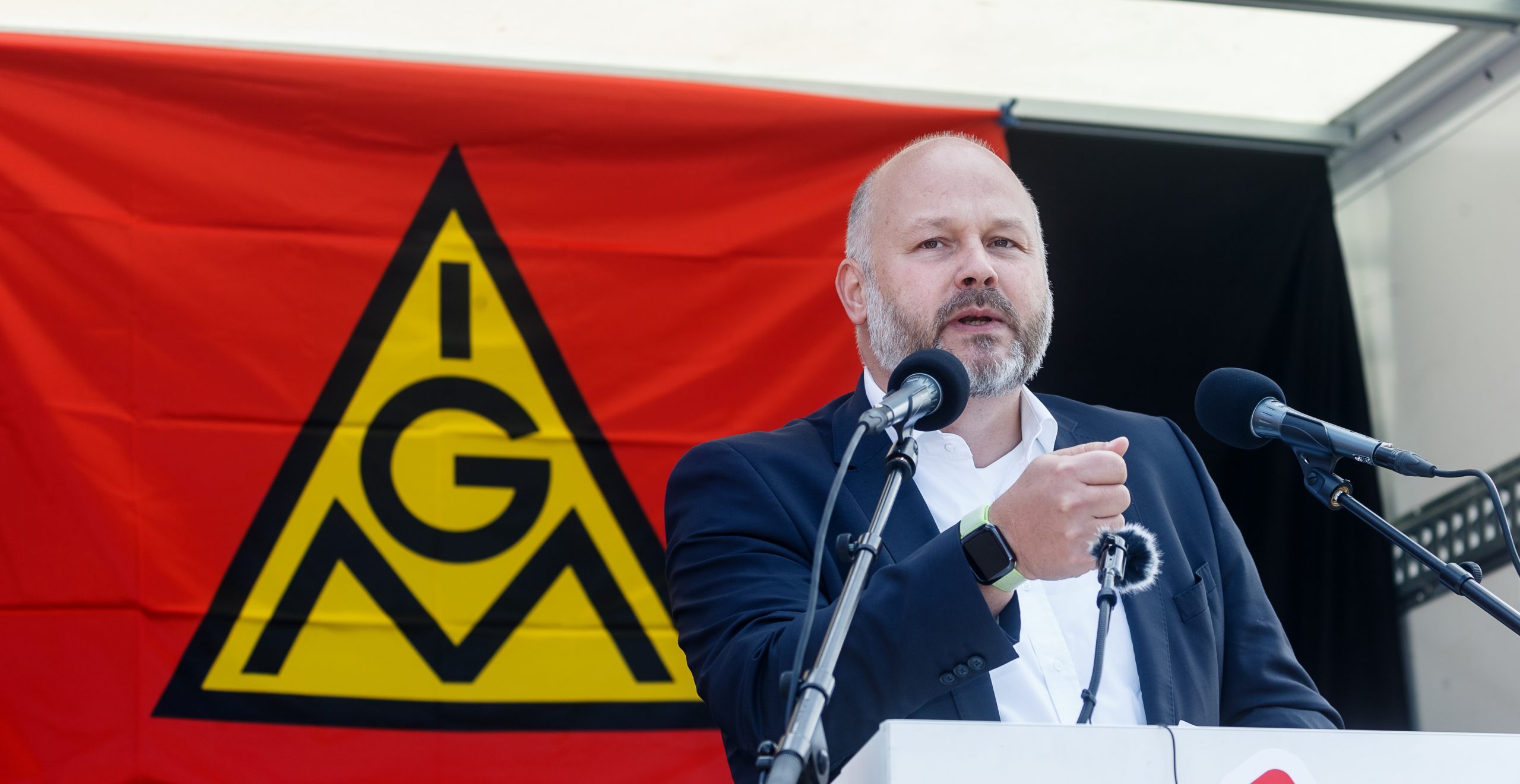 Daniel Friedrich, Bezirksleiter der IG Metall Küste, spricht bei einem Warnstreik vor dem Werk von Airbus in Hamburg-Finkenwerder.