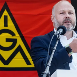 Daniel Friedrich, Bezirksleiter der IG Metall Küste, spricht bei einem Warnstreik vor dem Werk von Airbus in Hamburg-Finkenwerder.