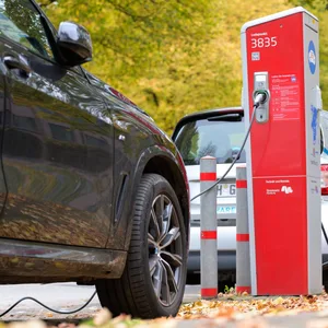 E-Autos an einer Ladesäule in Hamburg (Symbolbild)