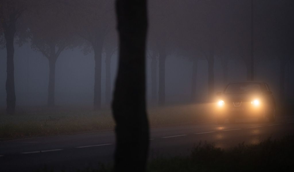 Tödlicher Unfall bei Schulendorf: Ein Autofahrer übersah einen dunkel gekleideten Fußgänger auf der B209. (Symbolbild)