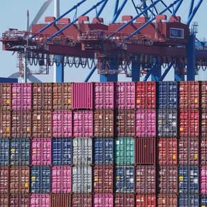 Container sind auf einem Containerschiff am Terminal Burchardkai gestapelt