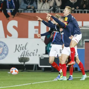 Jubeltraube von Holstein Kiel um Lewis Holtby (r.)