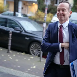 Der künftige Verkehrsminister Volker Wissing (FDP) wird von Hamburgs Grünen-Chef Dominik Lorenzen als „Anwalt der Blechbüchsen“ kritisiert.
