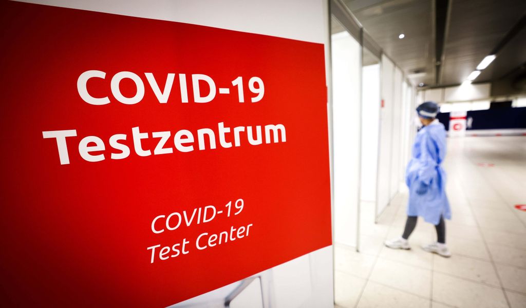 Ein Hinweisschild „Covid-19 Testzentrum“ steht im Corona Testzentrum von EcoCare im Terminal Tango am Flughafen Hamburg.