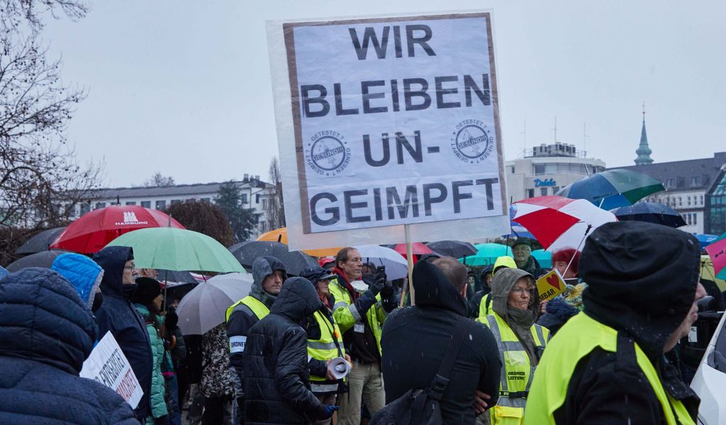 Demo von Corona-Impfgegnern in Hamburg Ende November. Einige laufen auch nur aus Solidarität mit. (Symbolbild)