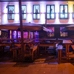 Die Corona-Regeln werden verschärft, Clubs sollen wieder schließen.
