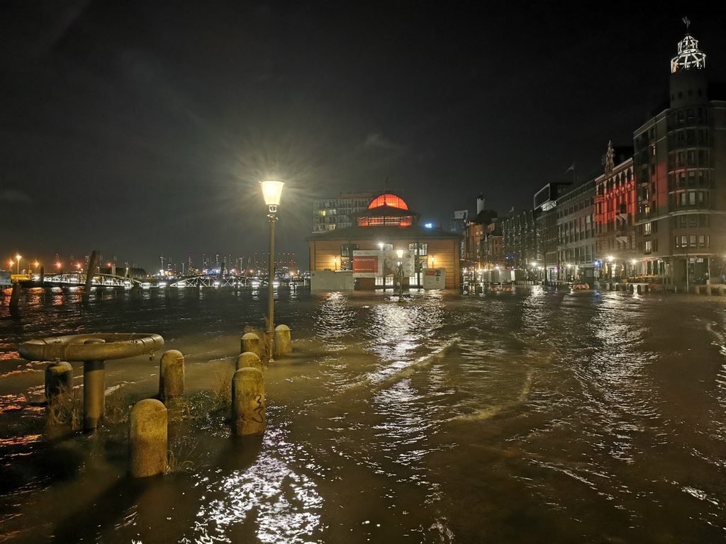 Der Hamburger Fischmarkt ist überflutet.