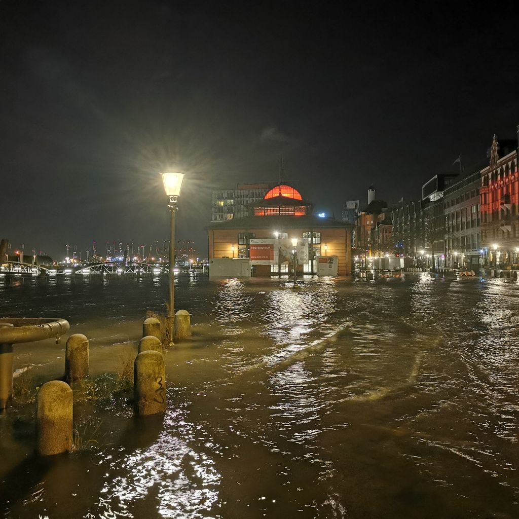 Der Hamburger Fischmarkt ist überflutet.
