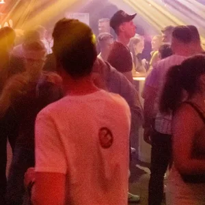 Menschen tanzen in einer Diskothek