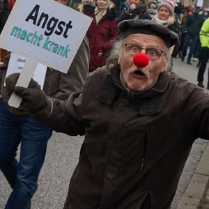 Ein Teilnehmer hält am Glockengießerwall ein Transparent mit der Aufschrift "„Angst macht krank"“ bei einer Demonstration gegen die Corona-Maßnahmen.