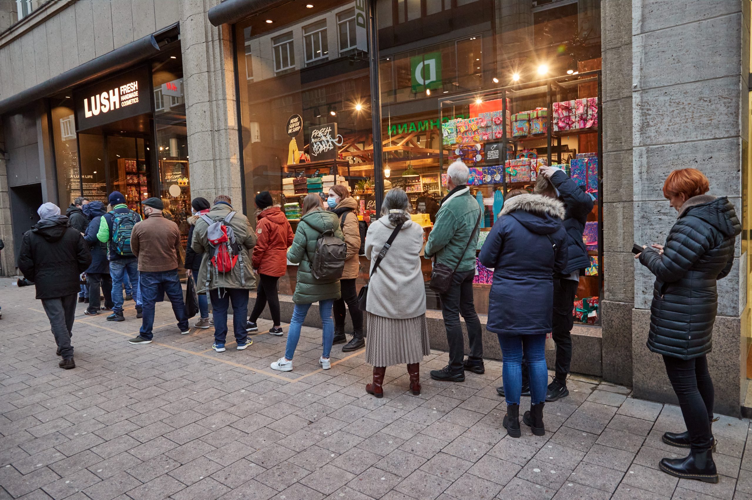 Kunden bilden vor einem Geschäft in der Spitalerstraße aufgrund der 2G-Kontrollen eine Schlange.