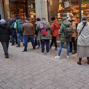 Kunden bilden vor einem Geschäft in der Spitalerstraße aufgrund der 2G-Kontrollen eine Schlange.