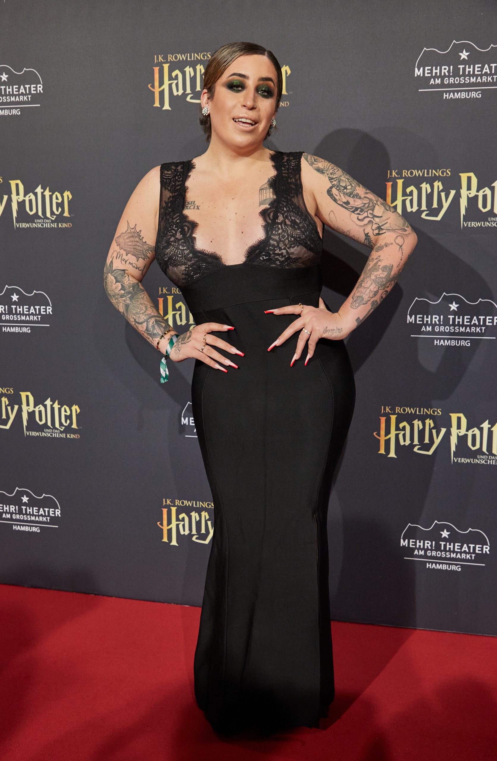 Influencerin Jolina in Hamburg bei der Deutschlandpremiere des Theaterstücks "Harry Potter und das verwunschene Kind".