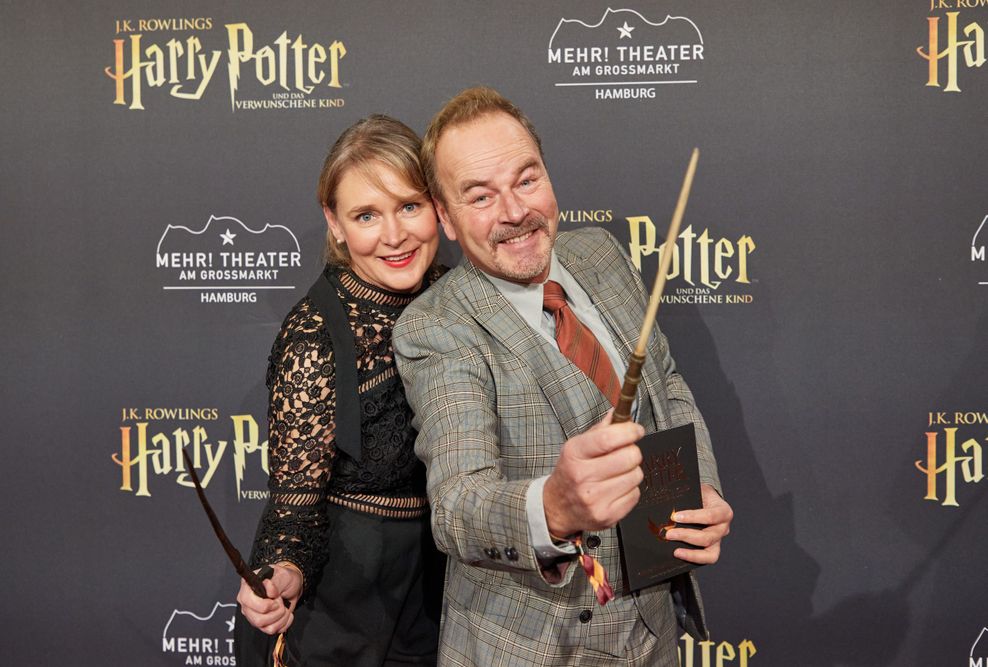Schauspieler Till Demtröder und Stefanie Millat zaubern bei der Deutschlandpremiere des Theaterstücks "Harry Potter und das verwunschene Kind".