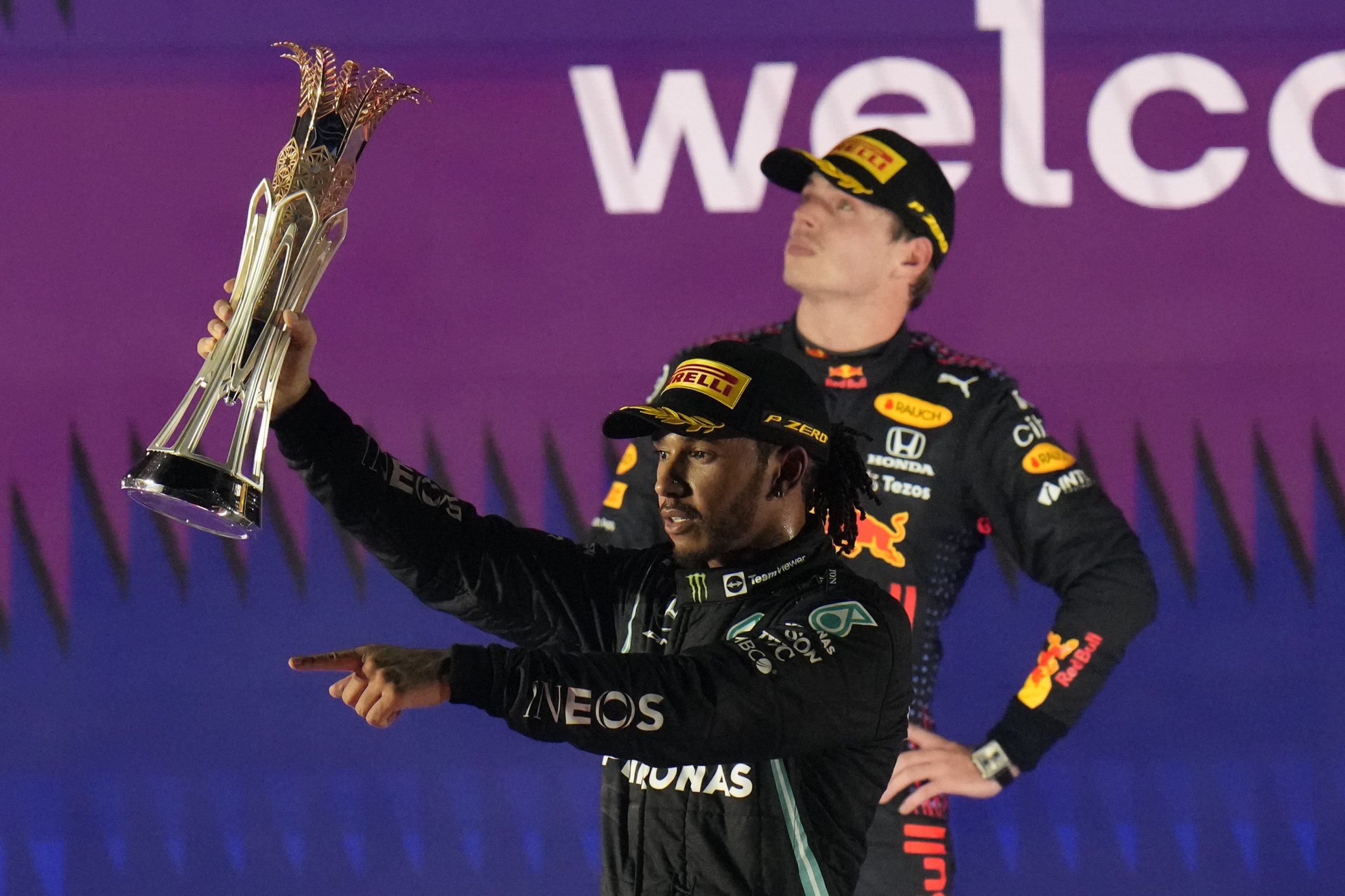 Max Verstappen (o.) und Lewis Hamilton