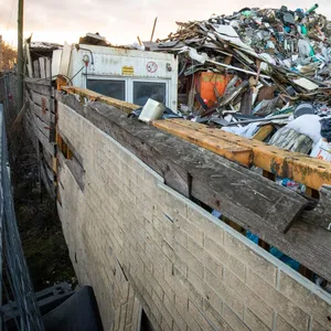 Bau- und Gewerbeanfälle sowie weiterer Müll liegen auf einem Gelände im Norderstedter Gewerbegebiet Friedrichsgabe.