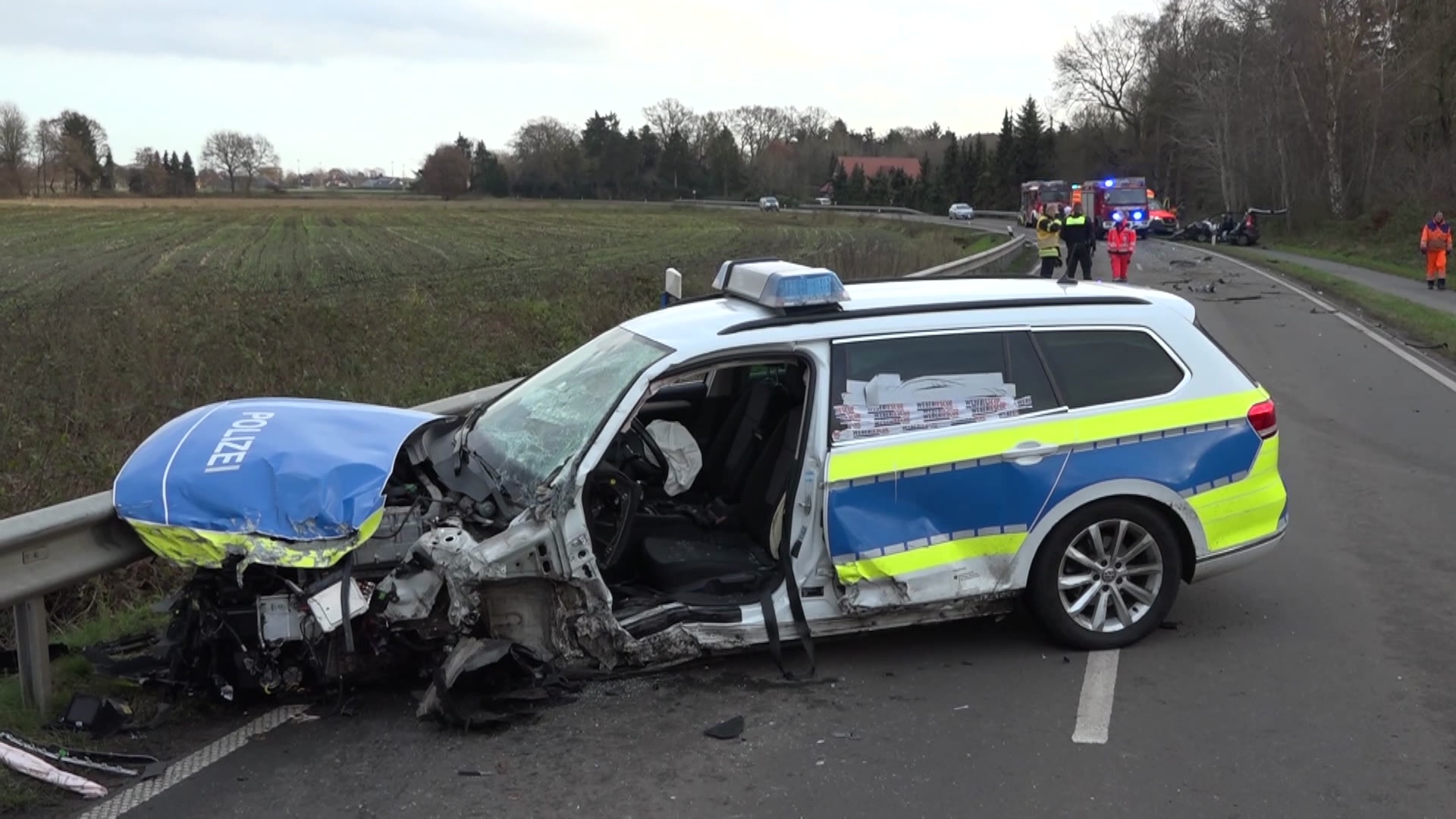 Bei dem Unfall prallte der 63 Jahre alte Fahrer eines Pkw in den Streifenwagen der Polizei.