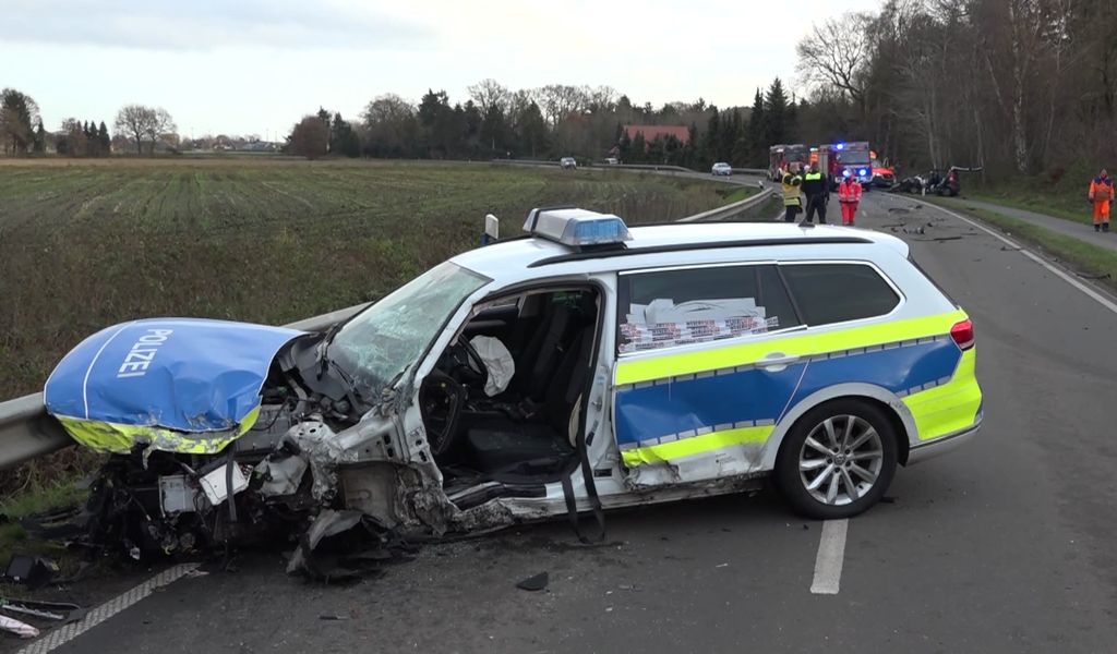 Bei dem Unfall prallte der 63 Jahre alte Fahrer eines Pkw in den Streifenwagen der Polizei.