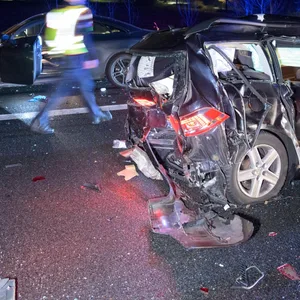 Bei einer Kollision nördlich von Hamburg auf der A7 wurden mehrere Menschen verletzt.