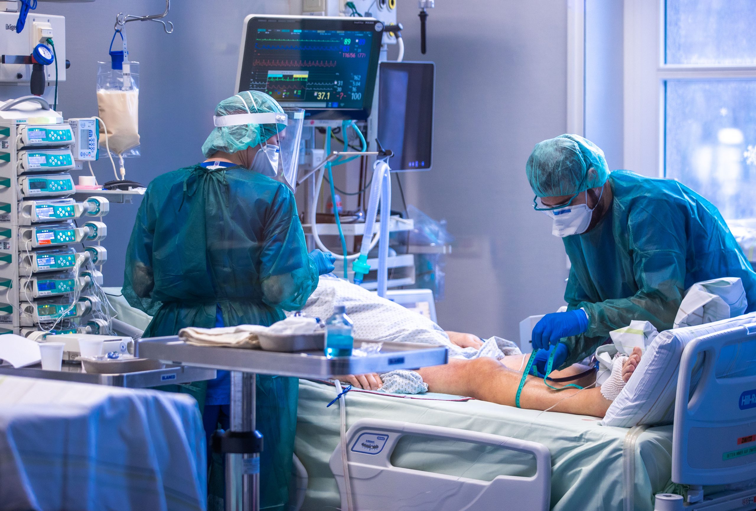 Ärzte und Pflegekräfte betreuen einen Covid-19-Patienten auf einer Intensivstation (Symbolbild)