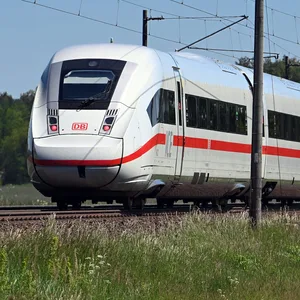 Ein Intercity vom Typ ICE 4 fährt nahe der Stadt aus Hamburg kommend in Richtung Berlin.