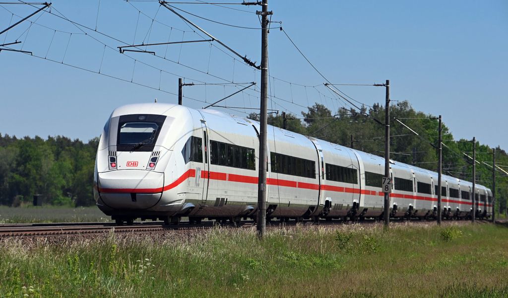 Ein Intercity vom Typ ICE 4 fährt nahe der Stadt aus Hamburg kommend in Richtung Berlin.