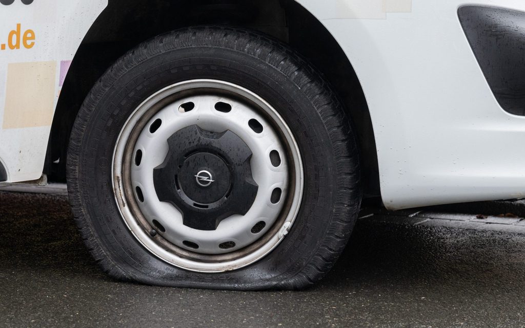 Um den Wagen zu stoppen, haben die Polizisten Reifen zerschossen.