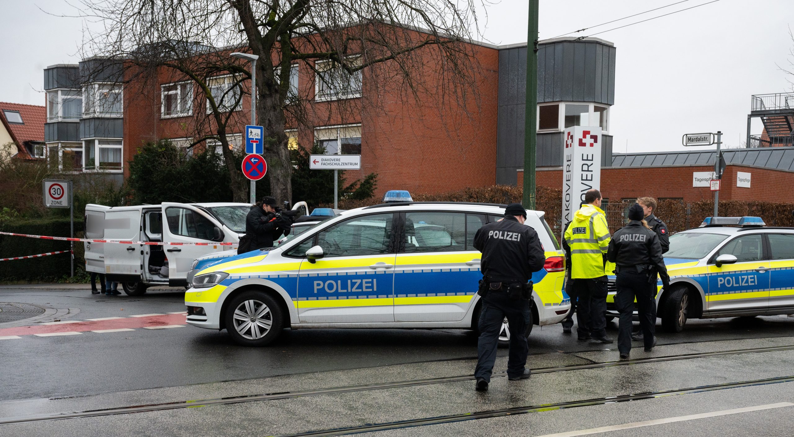 Ein von der Polizei gestoppter Kleintransporter steht auf einer Kreuzung. Bei der Kontrolle eines Autos hat es am Sonntag in Hannover nach Polizeiangaben einen Zwischenfall mit Schüssen gegeben.